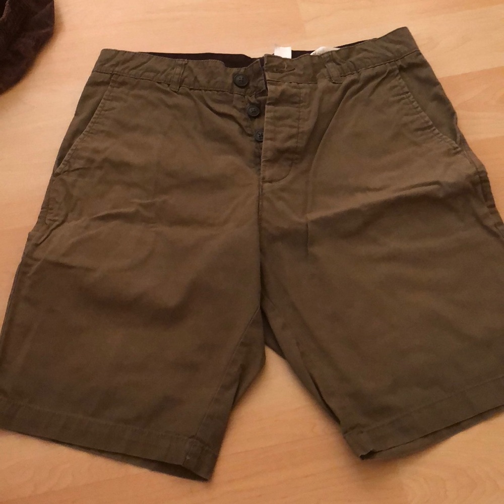 H&M green button shorts